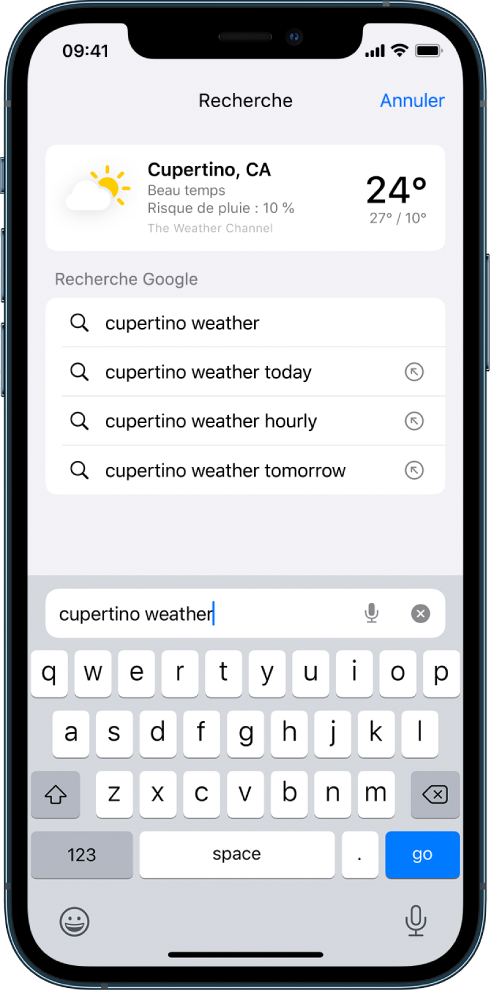 En bas de l’écran se trouve le champ de recherche de Safari, qui contient le texte « météo cupertino ». En haut de l’écran, un résultat de l’app Météo présentant la météo et la température actuelles à Cupertino est affiché. En dessous figure des résultats de Recherche Google. À droite de chaque résultat se trouve une flèche permettant d’accéder à la page en question.