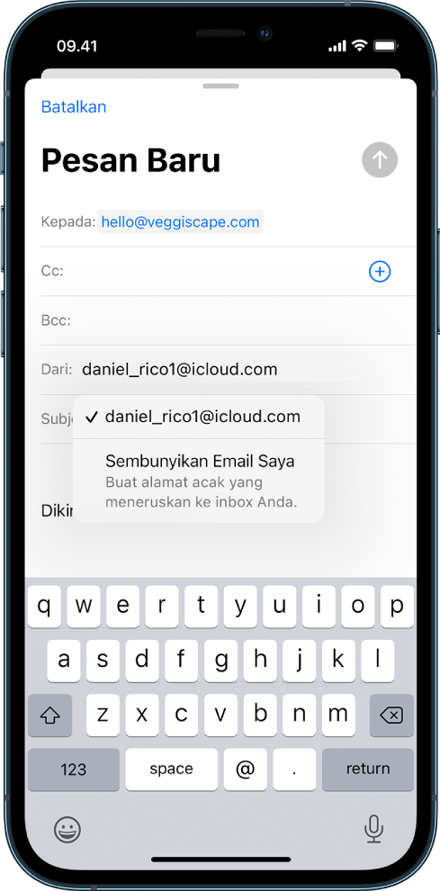 Email draf sedang ditulis. Bidang Dari dipilih dengan dua pilihan tercantum di bawahnya—alamat email pribadi dan Sembunyikan Email Saya.