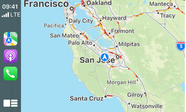CarPlay che mostra le icone per Mappe, Podcast e Telefono sulla sinistra e una mappa della zona attuale sulla destra.