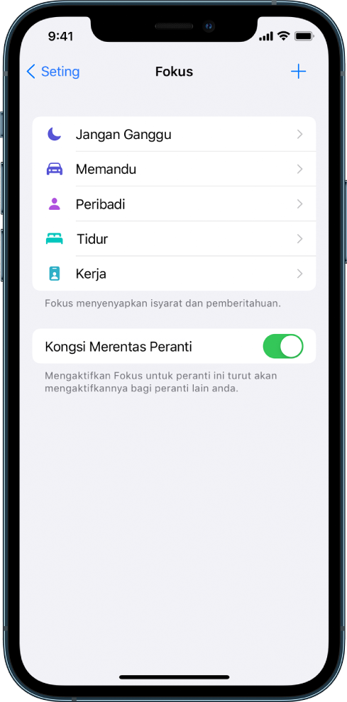 Skrin menunjukkan lima pilihan Fokus yang disediakan—Jangan Ganggu, Memandu, Peribadi, Tidur dan Bekerja. Butang Kongsi Merentas Peranti membolehkan anda menggunakan seting Fokus yang sama pada semua peranti Apple yang anda daftar masuk dengan Apple ID yang sama.