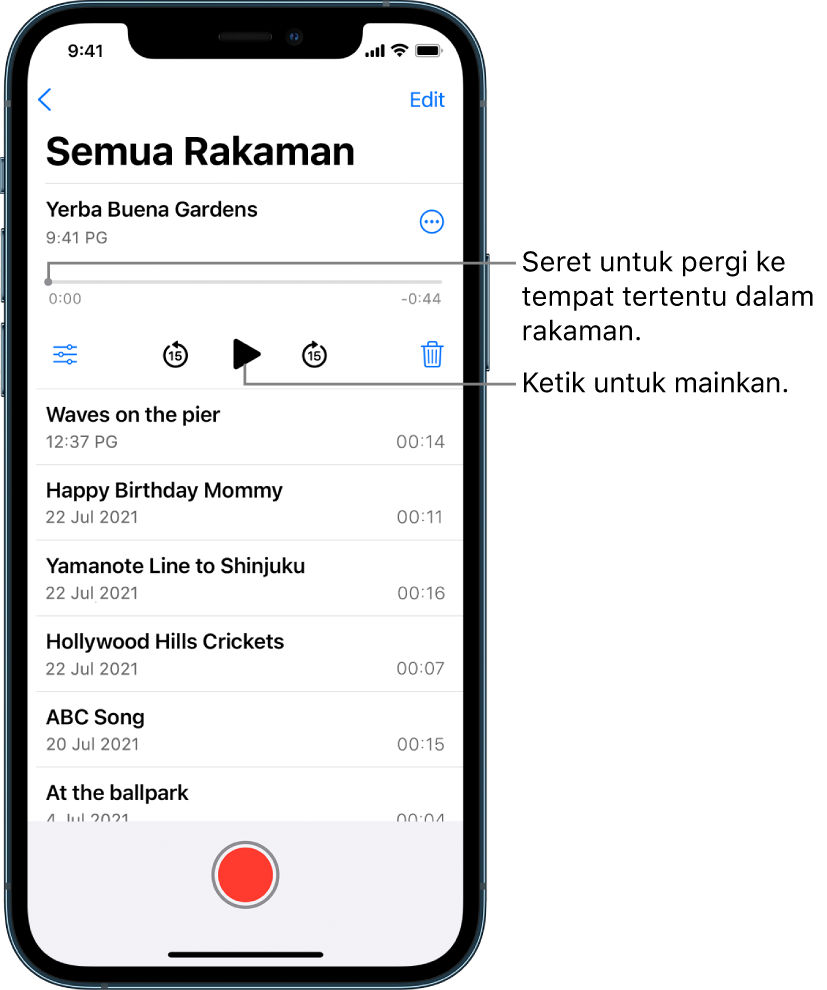 Skrin senarai Memo Suara dengan rakaman dipilih di bahagian atas. Garis masa rakaman mempunyai penunjuk main, yang anda boleh seret ke tempat khusus dalam rakaman. Terdapat masa permulaan dan penghujung di kedua-dua belah garis masa. Di atas garis masa ialah butang Lagi Tindakan, yang anda boleh ketik untuk salin, edit, atau duplikasikan rakaman dan banyak lagi. Di bawah garis masa ialah butang Seting Main Balik, yang anda boleh gunakan untuk mengesetkan pilihan main balik, butang langkau ke belakang 15 saat, butang main, butang langkau ke depan 15 saat dan butang padam. Di bawah kawalan ini ialah senarai rakaman yang boleh dibuka dengan satu ketikan.