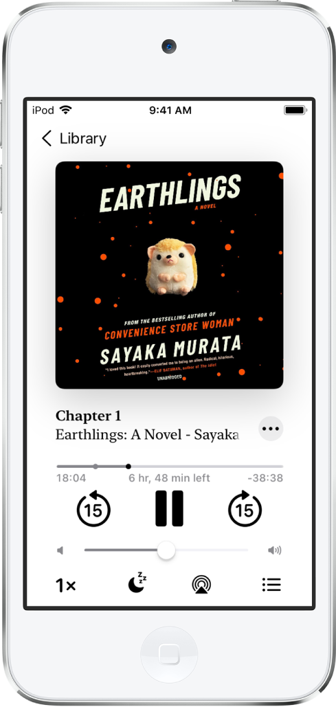 Pantalla del reproductor de audiolibros con la portada del audiolibro en la parte superior central. Debajo de la portada está el número de pista, el título del audiolibro y el autor. Bajo el nombre del audiolibro está el cursor de reproducción y, debajo, los controles de reproducción, pausa, avanzar y retroceder. Por debajo de los controles de reproducción está el regulador del control de volumen. En la parte inferior de la pantalla, de izquierda a derecha, se encuentran los botones “Velocidad de reproducción”, Reposo, “Destino de la reproducción” y “Lista de pistas”. El botón Biblioteca está en la esquina superior izquierda.