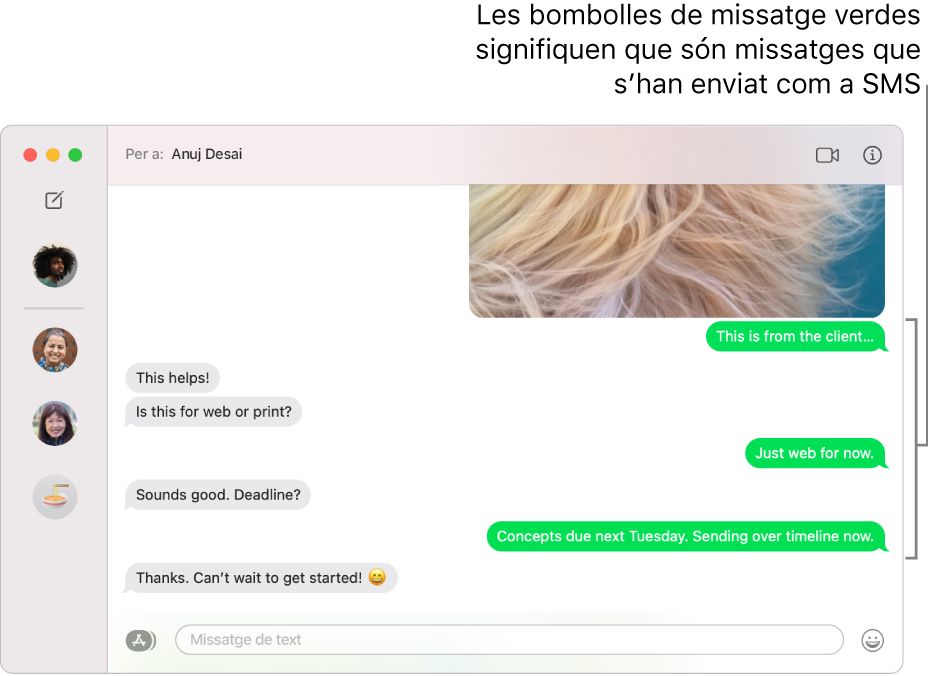 Finestra de l’app Missatges amb una llista de diverses converses a la barra lateral de l’esquerra, i una transcripció a la dreta. Les bafarades de missatges són de color verd; aquest color indica que s’han enviat com a missatges de text SMS.
