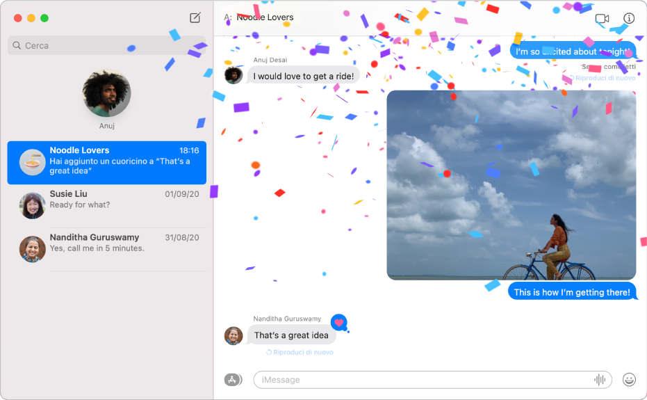 La finestra Messaggi con diverse conversazioni elencate sulla barra laterale a sinistra e una conversazione attiva a destra. La conversazione include i coriandoli come effetti messaggio, una foto e un Tapback sull'ultimo messaggio.