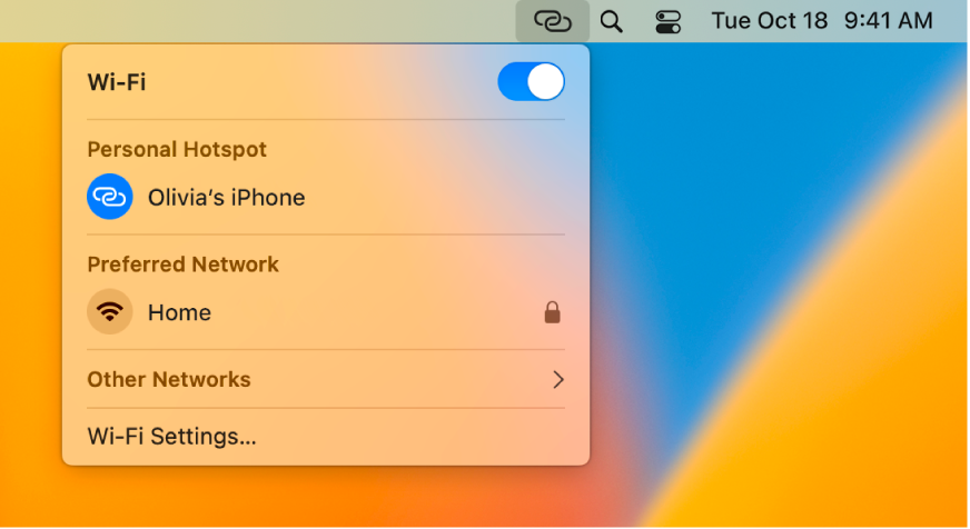 Ekran Maca z menu Wi‑Fi informującym o nawiązanym połączeniu z hotspotem osobistym na iPhonie.