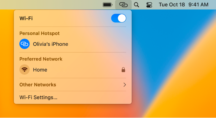 En Mac-skærm, hvor Wi-Fi-menuen viser Internetdeling til en iPhone.