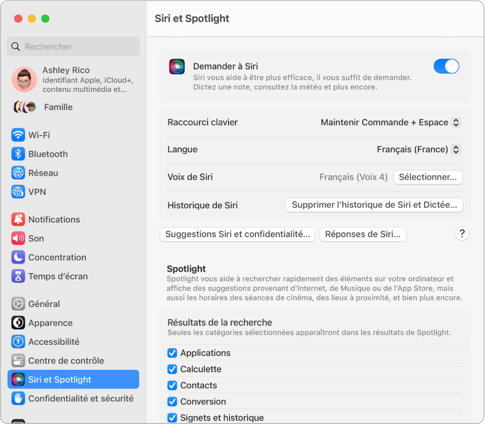 Fenêtre des réglages Siri, avec l’option « Activer Demander à Siri » sélectionnée, ainsi que plusieurs options pour personnaliser Siri à droite, notamment « Détecter "Dis Siri" ».