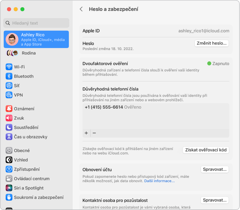 Oddíl Heslo a zabezpečení na panelu Apple ID v Nastavení systému. Můžete tu nastavit obnovení účtu nebo kontakt pro pozůstalost.