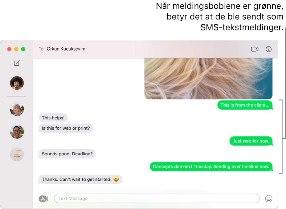 Meldinger-vinduet, med flere samtaler i sidepanelet til venstre og en logg til høyre. Meldingsboblene er grønne, noe som indikerer at de ble sendt som SMS-meldinger.