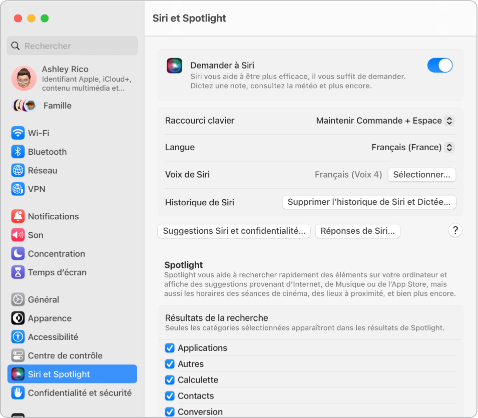 La fenêtre des réglages Siri avec l’option « Demander à Siri » sélectionnée, ainsi que plusieurs options pour personnaliser Siri à droite.
