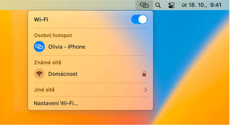 Obrazovka Macu s nabídkou Wi-Fi, v níž se zobrazuje připojení k osobnímu hotspotu na iPhonu.