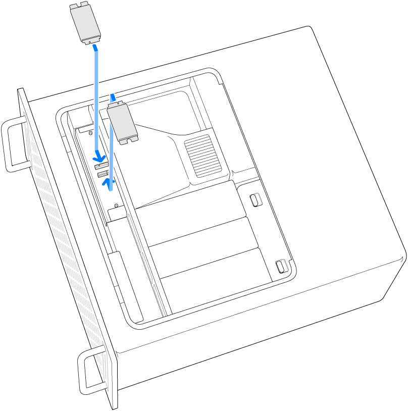 Mac Pro sur le côté et montrant deux modules SSD en cours d’installation.