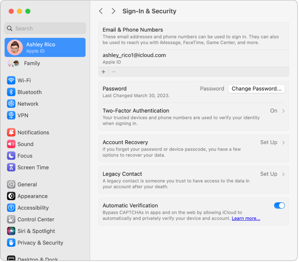 Oddíl Heslo a zabezpečení na panelu Apple ID v Nastavení systému. Můžete tu nastavit obnovení účtu nebo kontakt pro pozůstalost.