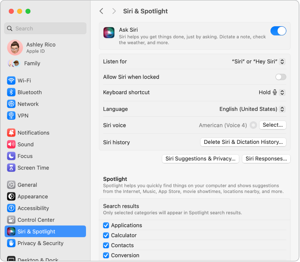 Okno nastavení Siri s vybranou volbou Požadavky na Siri a s několika volbami přizpůsobení Siri na pravé straně