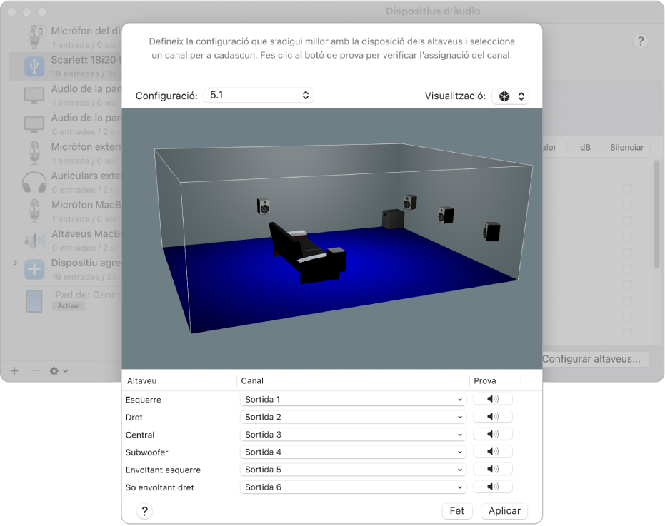 A la finestra de configuració dels altaveus es mostren les opcions disponibles per a un dispositiu multicanal. La visualització en 3D mostra els cinc altaveus posicionats a la sala. A la part inferior hi ha una llista amb els noms dels altaveus i menús desplegables per seleccionar els canals.