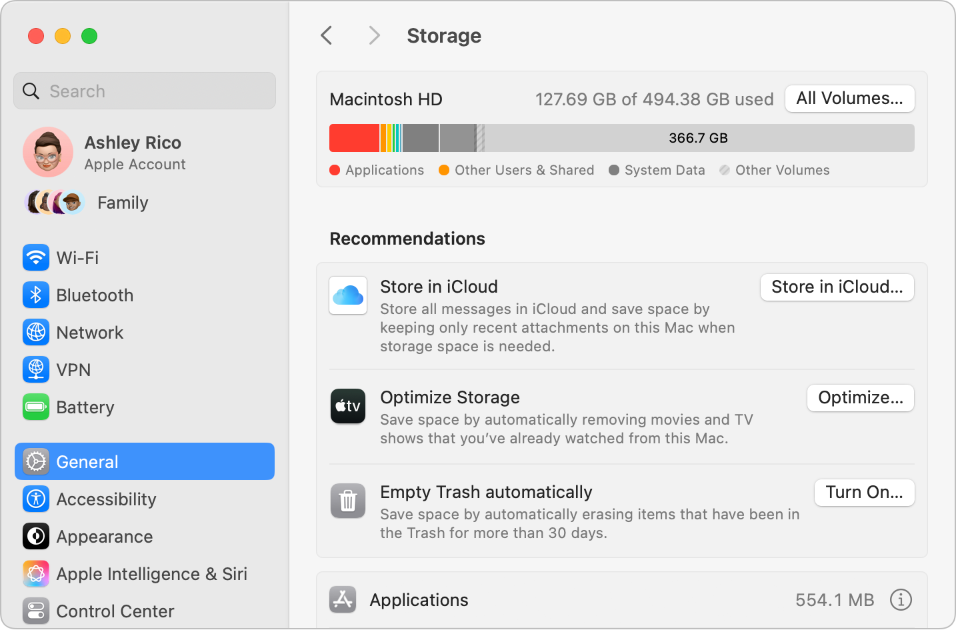 Nastavení „Doporučení“ pro úložiště s volbami „Uložit na iCloud“, „Optimalizovat úložiště“ a „Automaticky vysypávat koš“