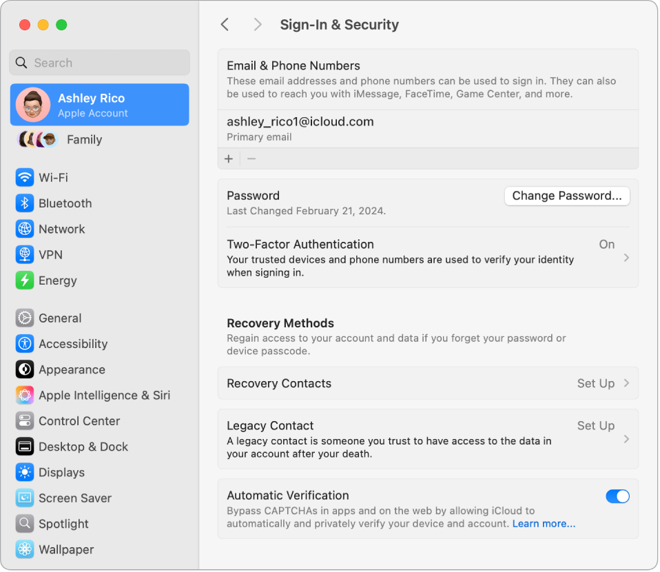 Раздел «Вход и безопасность» в настройках Аккаунта Apple в Системных настройках. Здесь можно настроить восстановление учетной записи и указать цифрового наследника.