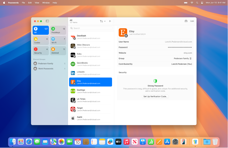 Le bureau d’un Mac affichant l’app « Mots de passe ».