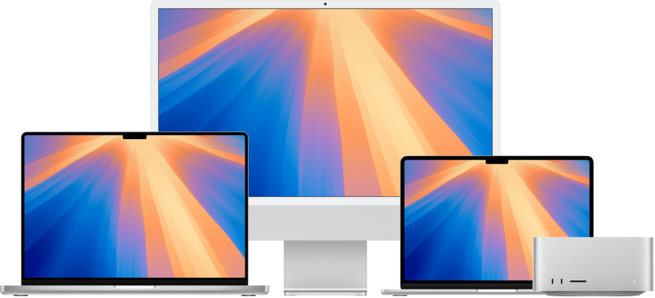 Da sinistra a destra, un MacBook Pro, un iMac e un MacBook Air con scrivanie colorate. Un Mac Studio a destra.