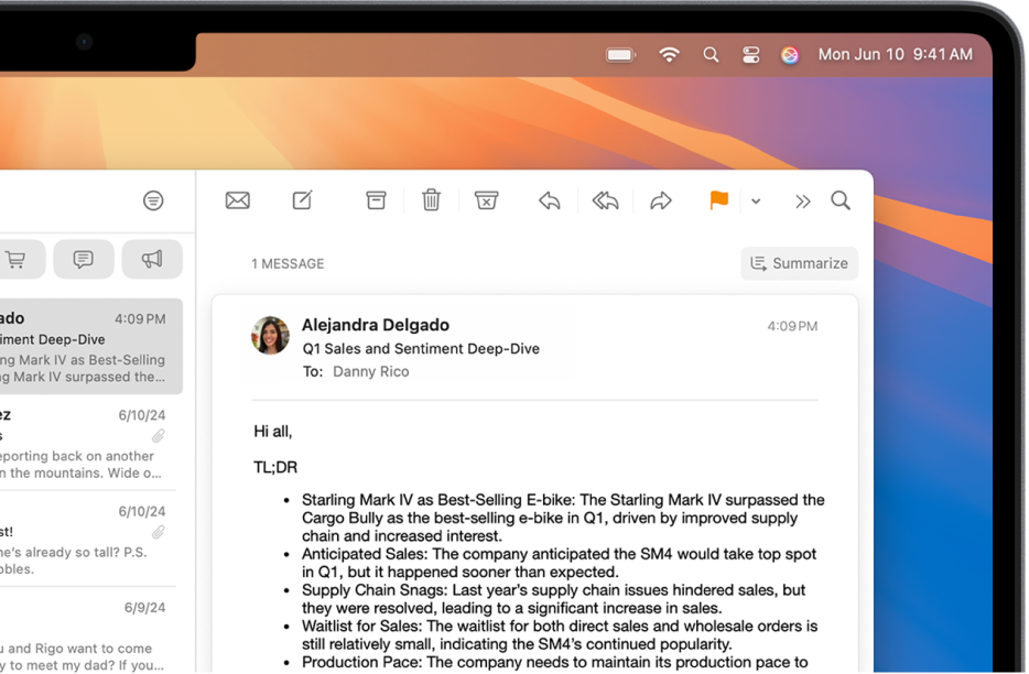 Tetingkap app Mail menunjukkan senarai mesej dalam Peti Masuk. E-mel dibuka di sebelah kanan, dengan butang Ringkaskan di bahagian atas.
