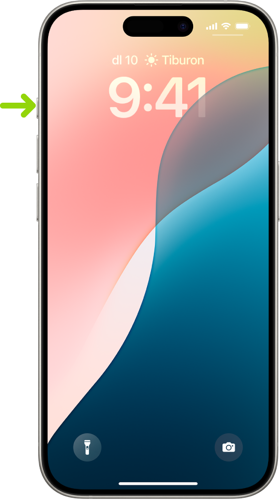 Una pantalla en què es mostra que el botó d’acció està ubicat a la vora esquerra de l’iPhone 15 Pro. Pots personalitzar la funció del botó a l’app Configuració > Botó d’acció.