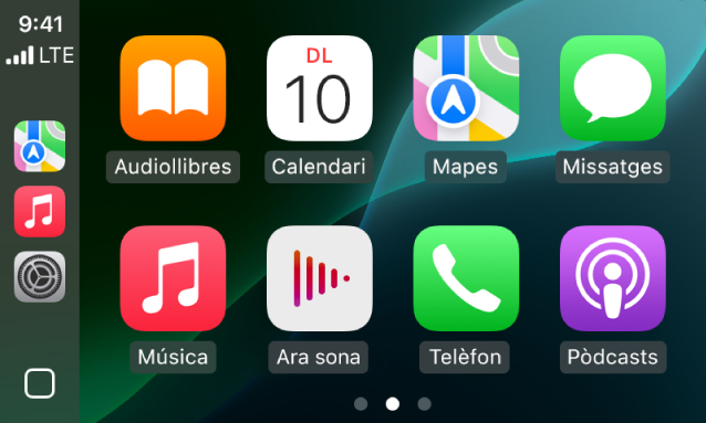 La pantalla d’inici del CarPlay mostra les apps Mapes, Música i Missatges a la barra lateral. A la dreta hi ha les icones d’“Audiollibres”, “Calendari”, “Mapes”, “Missatges”, “Música”, “S’està reproduint”, “Telèfon” i “Pòdcasts”.