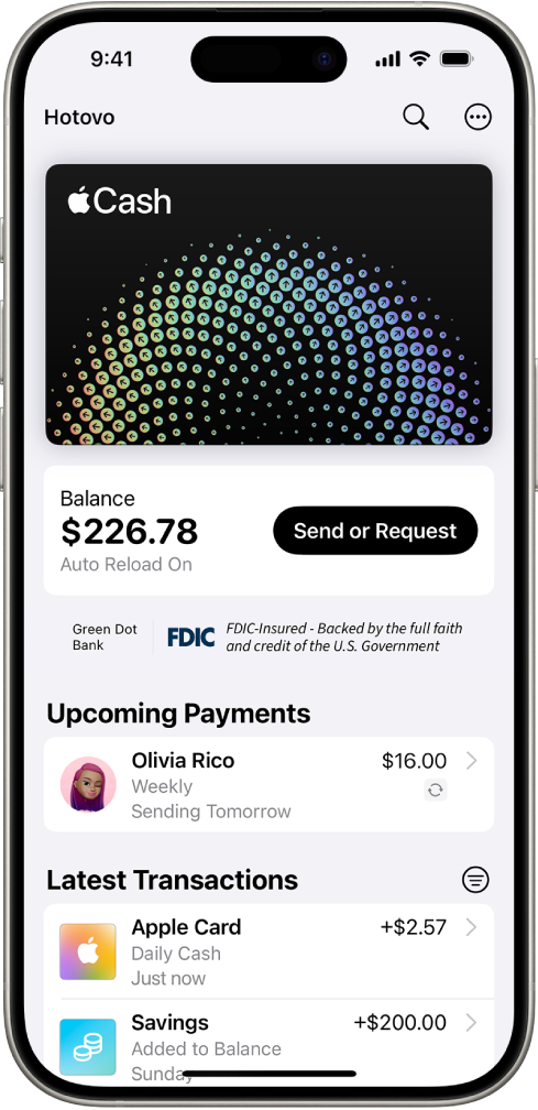 Karta Apple Cash v aplikaci Peněženka s tlačítkem „Více“ vpravo nahoře, aktuálním zůstatkem a tlačítkem „Poslat nebo požádat“ uprostřed a nejnovějšími transakcemi dole