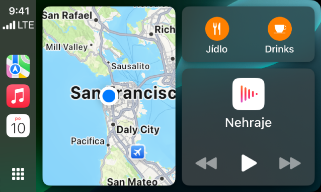 Palubní systém CarPlay s volbami Mapy, Hudba a Zprávy na bočním panelu. Napravo se nachází mapa Apple Parku, navigační okno a okno právě hrajících médií.