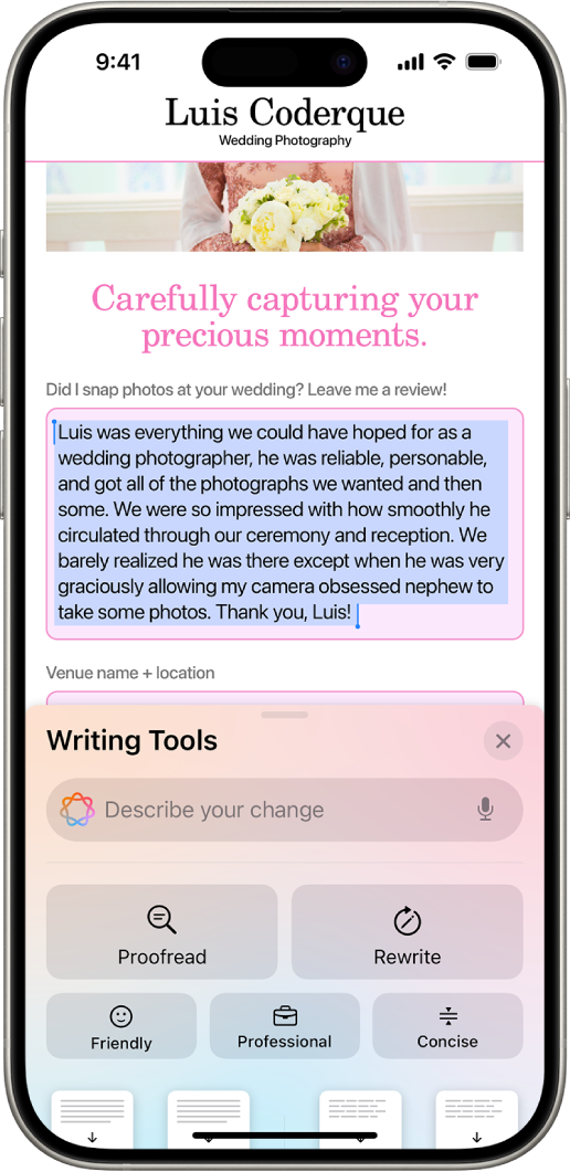 iPhone con texto resaltado en la parte superior de la pantalla y el panel “Herramientas de escritura” en la parte inferior. Panel “Herramientas de escritura” con un campo en la parte superior donde puedes describir el cambio que quieres. Las herramientas de escritura aparecen debajo.