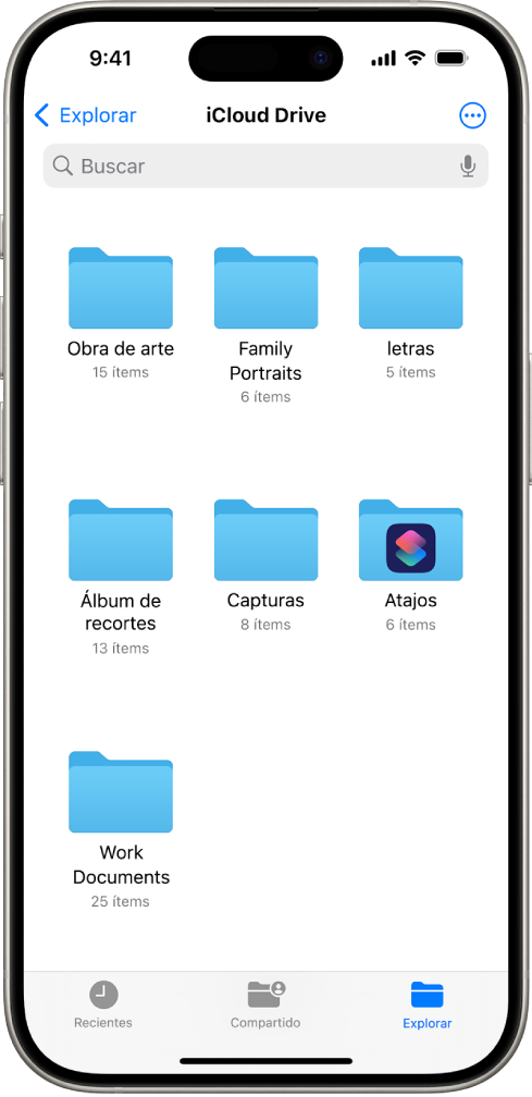 App Archivos con varias carpetas de iCloud Drive llamadas Dibujos, “Fotos de familia”, Cartas, “Libro de recuerdos”, “Capturas de pantalla”, Atajos y “Documentos de trabajo”. En la parte inferior de la pantalla están los botones Recientes y Compartido, y la pestaña Explorar.