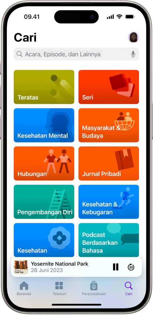 Layar Pencarian di app Podcast, menampilkan kategori podcast. Di dekat bagian bawah layar terdapat gambar episode, judul episode, dan tombol Jeda dan Lewati Maju. Di bagian bawah layar terdapat tab Beranda, Telusuri, Perpustakaan, dan Cari.