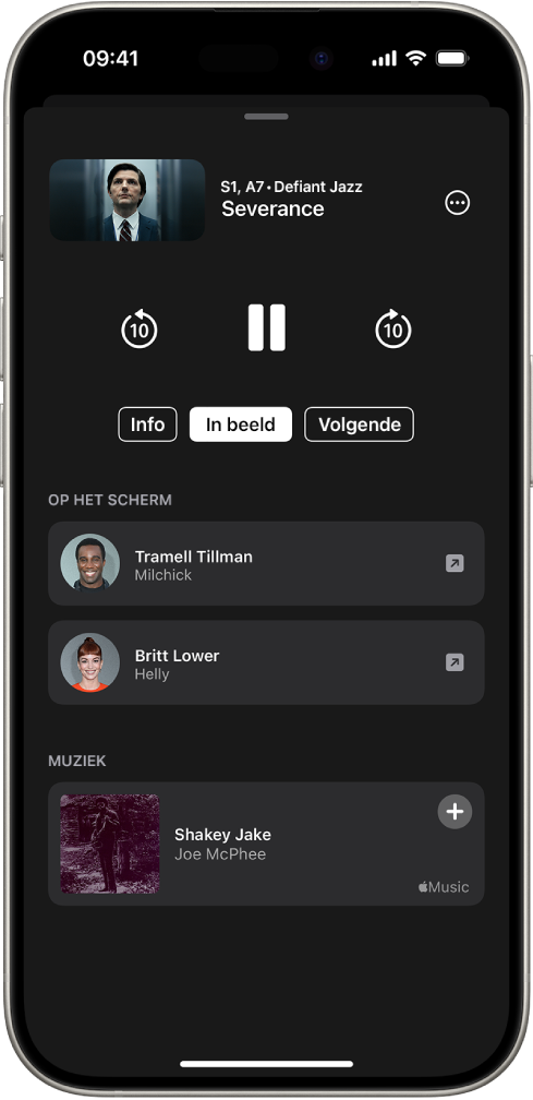 Het scherm 'In beeld' in de Apple TV-app waarin de acteurs en muziek staan uit het programma dat erboven wordt afgespeeld.
