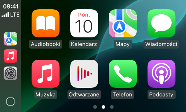 Ekran główny CarPlay z widocznymi na pasku bocznym ikonami aplikacji Mapy, Muzyka i Wiadomości. Po prawej widoczne są ikony aplikacji Audiobooki, Kalendarz, Mapy, Wiadomości, Muzyka, Odtwarzane, Telefon oraz Podcasty.
