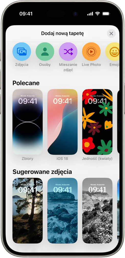 Ekran Dodaj nową tapetę z galerią tapet umożliwiających dostosowanie ekranu blokady iPhone’a, uporządkowanych w takich kategoriach, jak Polecane i Sugerowane zdjęcia. Na górze znajdują się przyciski Zdjęcia, Osoby, Mieszanie zdjęć, Emoji oraz Pogoda, umożliwiające wybór różnych teł ekranu blokady.