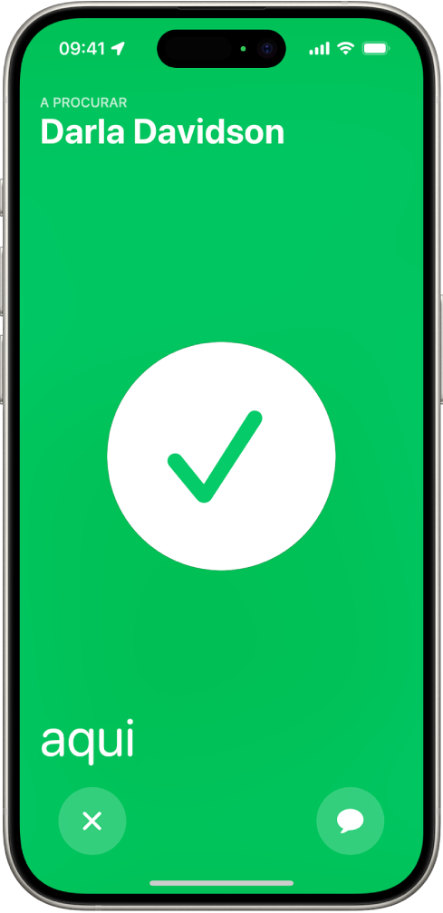 O ecrã do iPhone está verde com um visto grande ao centro. No canto superior esquerdo está o nome da pessoa e no canto inferior esquerdo está a palavra “aqui”, a indicar que o encontro foi bem-sucedido.