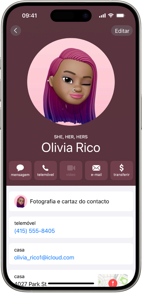 Um contacto com o nome Juliana Souza com os pronomes Ela, Dela e Delas por baixo da fotografia do contacto. Sob o nome dela estão botões para enviar uma mensagem, efetuar uma chamada, enviar um e‑mail e usar o Apple Pay. Na parte inferior do ecrã estão o número de telemóvel e o endereço de e-mail do contacto.