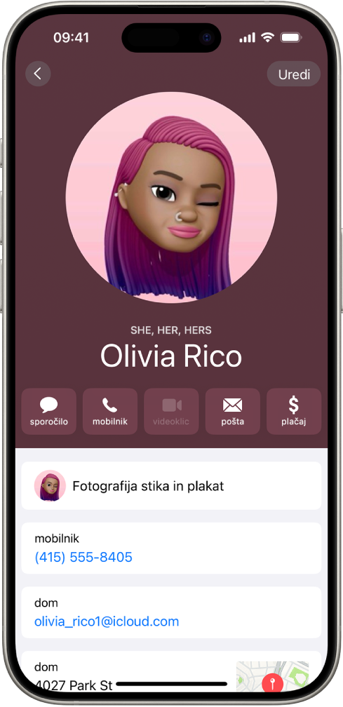 Oseba z imenom Olivija Breznik z zaimki Ona, Njo in Njeno pod fotografijo stika. Pod imenom so gumbi za pošiljanje sporočila, klice, pošto in Apple Pay. Na dnu zaslona sta mobilna številka in e-poštni naslov stika.
