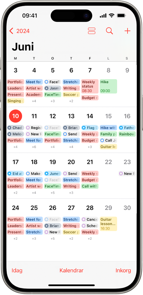 En kalender i vyn Månad som visar aktiviteter och påminnelser.