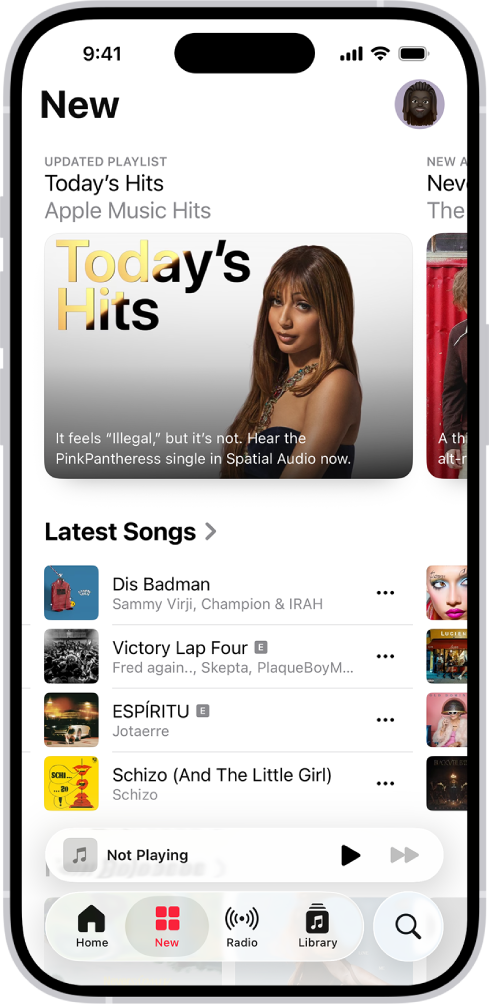 Het tabblad 'New', met bovenin een uitgelichte afspeellijst. Je kunt naar links vegen om nog meer uitgelichte muziek en video's te bekijken. Eronder staat het gedeelte met de nieuwste nummers. Veeg omhoog op het scherm om nieuwe en aanbevolen muziek te verkennen.