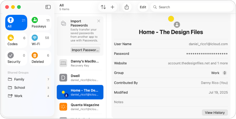 L’écran principal de l’app Mots de passe, affichant les types de mots de passe dans la barre latérale à gauche (l’option Tout est sélectionnée), une liste de comptes de mots de passe au milieu (« Home - The Design Files » est sélectionné) et les détails du compte « Home - The Design Files » à droite.