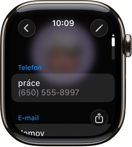 Aplikace Kontakty se zobrazenými podrobnostmi o kontaktu. Vpravo nahoře se nachází tlačítko Upravit. Uprostřed displeje je vidět trojice polí – telefonní číslo, e‑mailová adresa a adresa bydliště. Vpravo dole je tlačítko Sdílet a vlevo nahoře tlačítko Zpět.