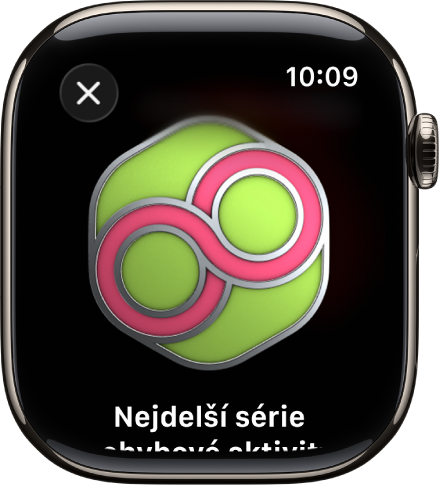 Zobrazené ocenění za dosažené úspěchy na Apple Watch. Pod oceněním je uveden jeho popis. Tažením můžete oceněním otáčet.