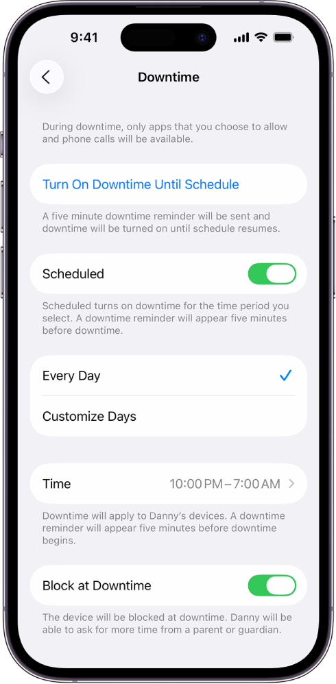 iPhone con la pantalla de configuración de tiempo de inactividad. Cerca de la parte de arriba se muestra el interruptor Programado. Debajo aparecen las opciones “Todos los días” y “Personalizar días”, con la opción “Todos los días” seleccionada. Las horas Desde y Hasta están en mitad de la pantalla y, cerca de la parte inferior, hay un botón “Añadir hora”.