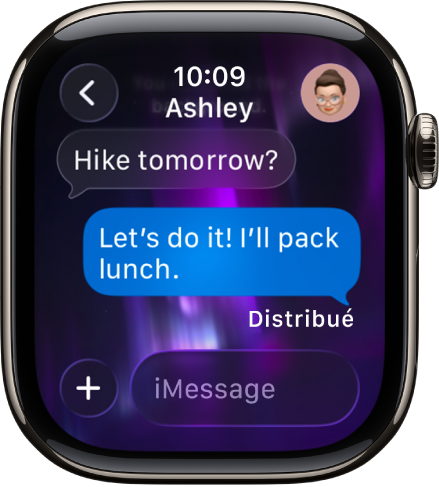 Une conversation est affichée. Le bouton de l’app et le champ du message se trouvent en bas.