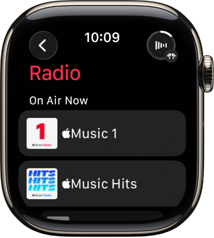 Zaslon aplikacije Radio s prikazom triju Apple Music postaja. Tipka Izvodi se nalazi se u gornjem desnom kutu. Tipka Natrag nalazi se u gornjem lijevom kutu.