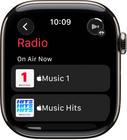 Ekranas „Radio“, kuriame rodomos trys „Apple Music“ stotys. Mygtukas „Now Playing“ yra viršuje dešinėje. Mygtukas „Back“ pateiktas viršuje kairėje.