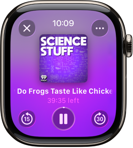App Podcast menunjukkan skrin Kini Dimainkan dengan karya seni album, tajuk episod dan baki masa di bahagian tengah. Di bahagian bawah skrin ialah butang Langkau ke Belakang, Main/Jeda dan Langkau ke Depan. Butang Pilihan Lanjut berada di bahagian kanan atas dan butang Tutup berada di bahagian kiri atas.