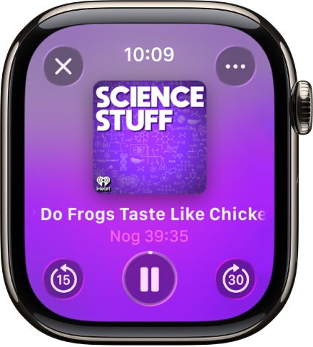 De Podcasts-app met het scherm 'Huidige' en in het midden een albumillustratie, de titel van een aflevering en de resterende tijd. Onder in het scherm staan de knoppen voor terugspoelen, afspelen/pauzeren en doorspoelen. Rechtsboven bevindt zich de knop 'Meer opties' en linksboven de sluitknop.