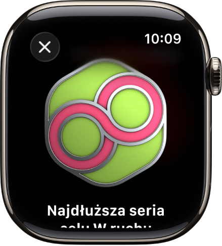 Apple Watch wyświetlający nagrodę za osiągnięcie. Pod nagrodą wyświetlany jest jej opis. Możesz przeciągnąć, aby obrócić nagrodę.