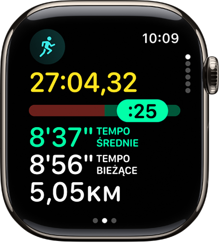 Aplikacja Trening na Apple Watch w widoku Tempo bazowe w treningu Bieg (plener). Na górze jest widoczny czas trwania biegu. Poniżej jest suwak pokazujący, czy jesteś za swoim tempem, czy też je wyprzedzasz. Poniżej podano średnie tempo, bieżące tempo i dystans.